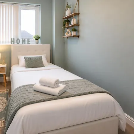Σπίτι διακοπών Spacious 4-bedroom In Moston,