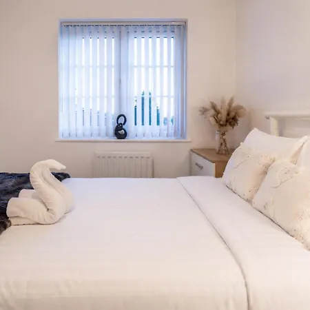 Spacious 4-bedroom In Moston, *