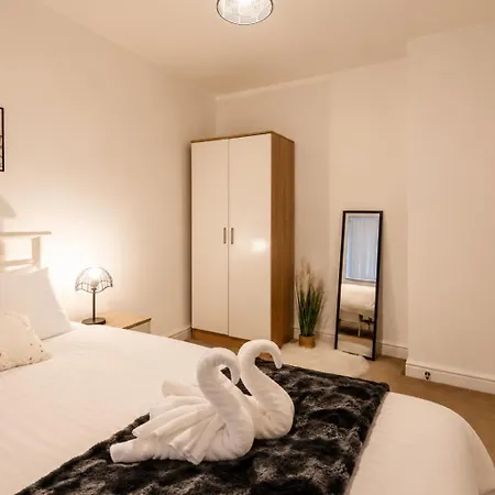 Spacious 4-bedroom In Moston, * Μάντσεστερ