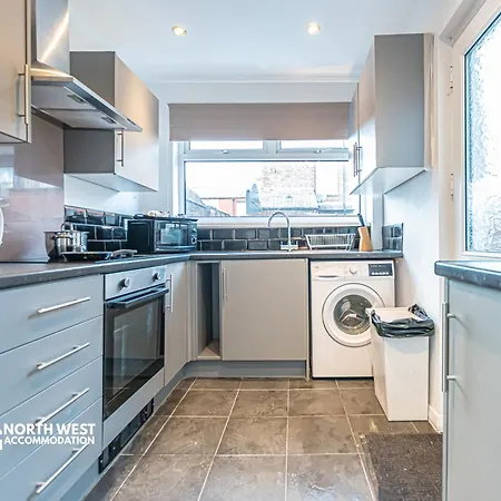 Holiday home Spacious 3br In For Family & Contractor Friendly Manchester