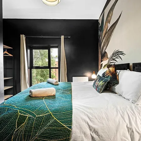 Free Parking Luxury Safari House * Manchester