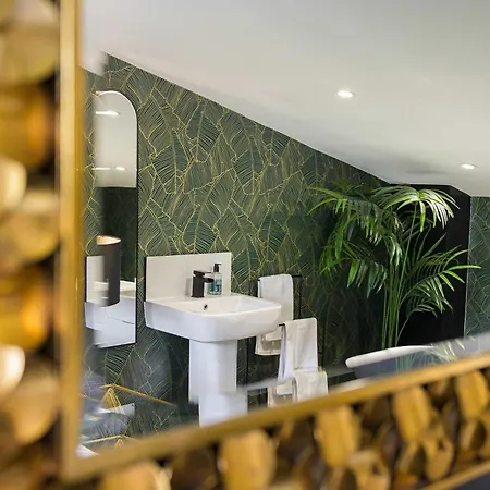 Free Parking Luxury Safari House Manchester