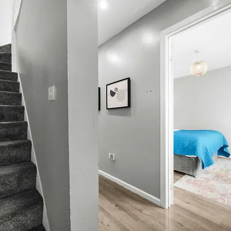 Free Parking 5 Minutes From Centre Manchester