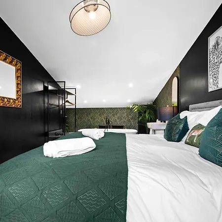 Free Parking Luxury Safari House
