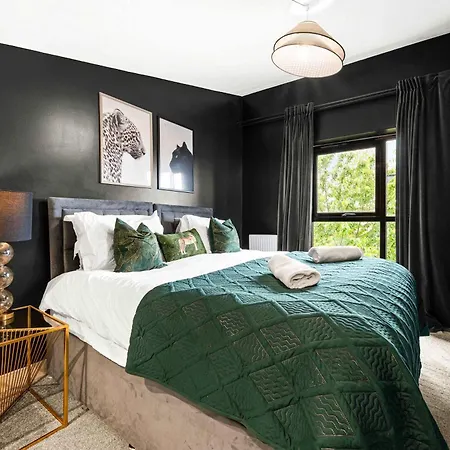 Free Parking Luxury Safari House Manchester