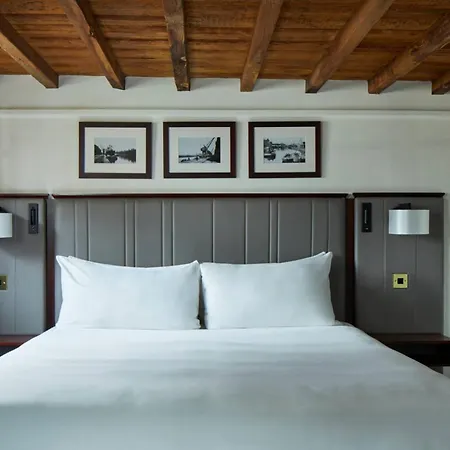 Marriott Victoria & Hotel