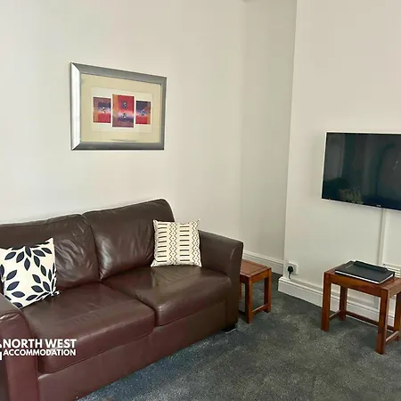 別荘 Newly Refurbished 2-bedroom In 10 Mins From Centre With Free Wifi By North West