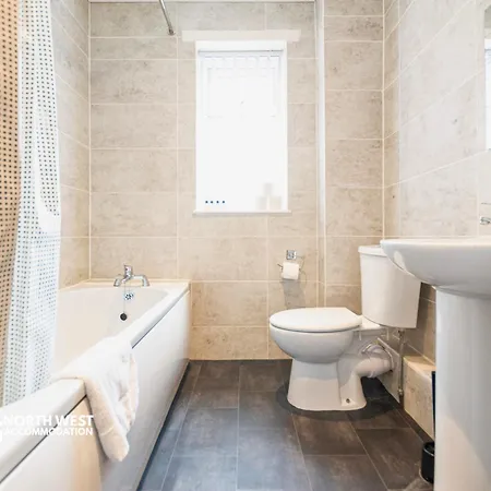 Newly Refurbished 2-bedroom In 10 Mins From Centre With Free Wifi By North West 別荘 *