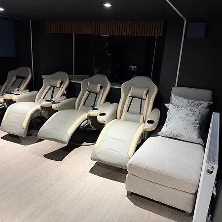 Luxury 6-bed Near Centre, Sleeps 12 Plus- Cinema Room, Games Room, 5 Bathrooms & Driveway For Multiple Cars