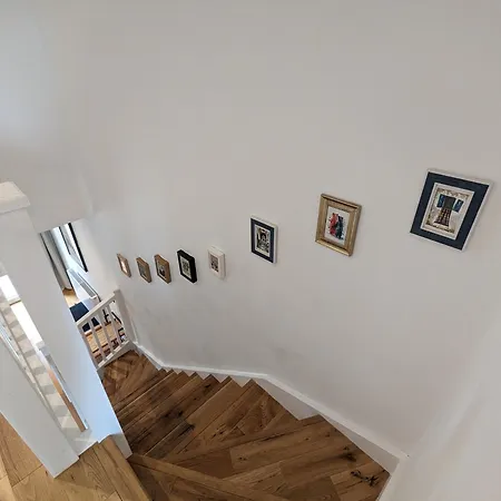 Adelphi Townhouse Contemporary 2 Bed 1 Bath 1 Wc