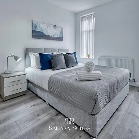 Spacious 5-bedroom - Sleeps 10 - - Parking Hébergement de vacances