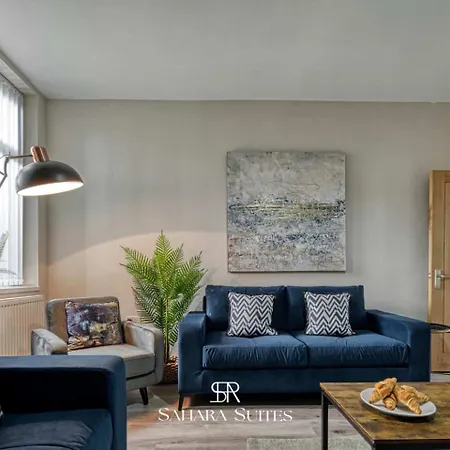 Spacious 5-bedroom - Sleeps 10 - - Parking Manchester