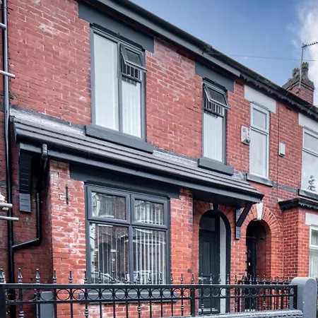 Holiday home Spacious 5-bedroom - Sleeps 10 - - Parking Manchester