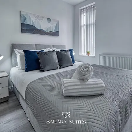 Spacious 5-bedroom - Sleeps 10 - - Parking *