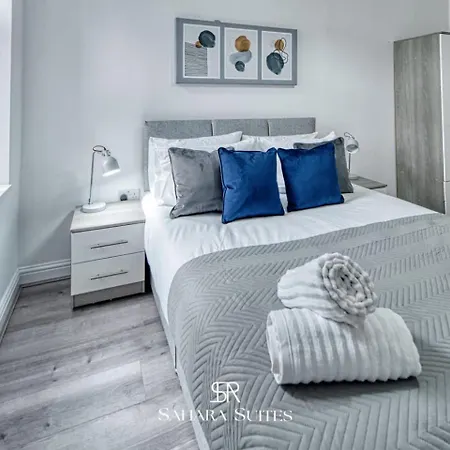 Spacious 5-bedroom - Sleeps 10 - - Parking