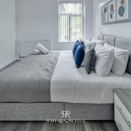 Spacious 5-bedroom - Sleeps 10 - - Parking Hébergement de vacances *