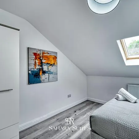 Spacious 5-bedroom - Sleeps 10 - - Parking Hébergement de vacances