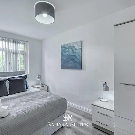 Hébergement de vacances Spacious 5-bedroom - Sleeps 10 - - Parking
