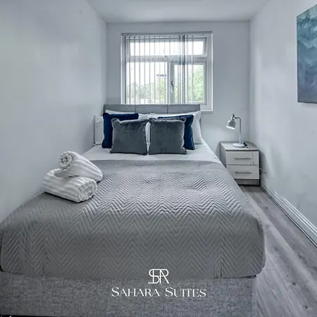 Spacious 5-bedroom - Sleeps 10 - - Parking Hébergement de vacances *