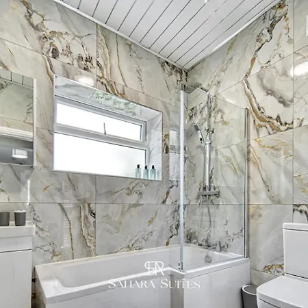 Spacious 5-bedroom - Sleeps 10 - - Parking
