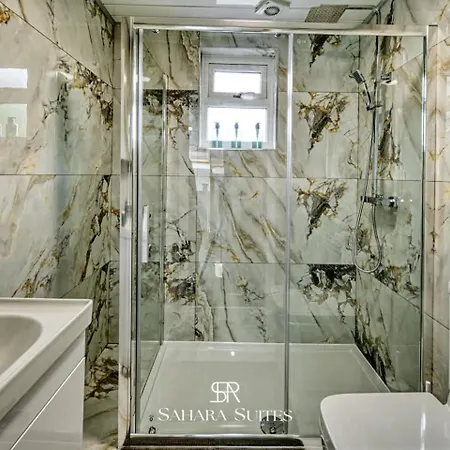 Hébergement de vacances Spacious 5-bedroom - Sleeps 10 - - Parking Manchester