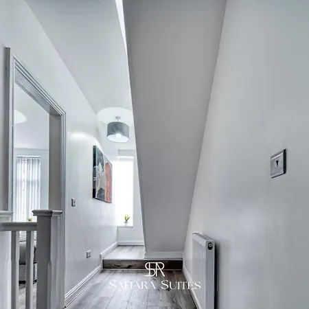 Spacious 5-bedroom - Sleeps 10 - - Parking *