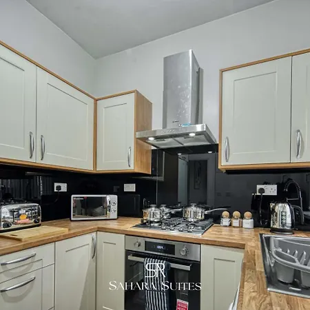 Spacious 5-bedroom - Sleeps 10 - - Parking Hébergement de vacances