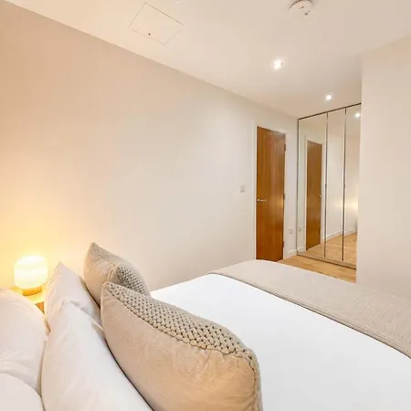 Luxury Townhouse 4br I Roof Terrace I Free Parking *