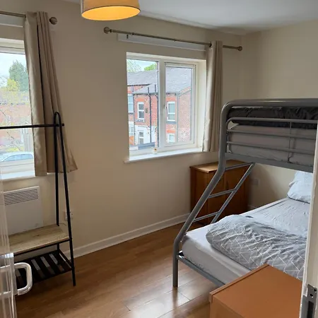 Apartmán Modern, Sleeps 10, Parking, Etihad, Coop Live, River Park,