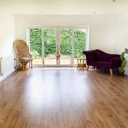 Σπίτι διακοπών Chic Family With Garden Fire Pit & Event Space, Hot Tub *