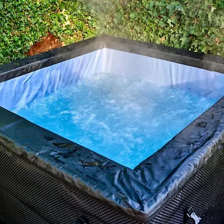 Chic Family With Garden Fire Pit & Event Space, Hot Tub Μάντσεστερ