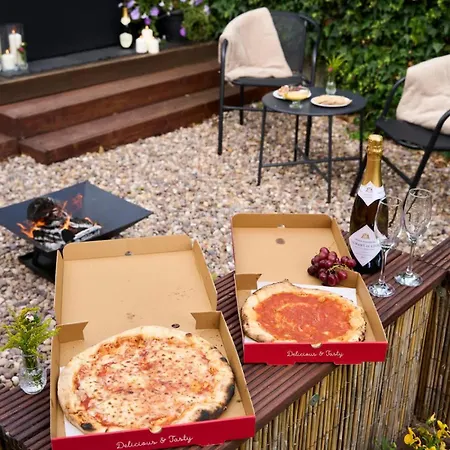 Chic Family With Garden Fire Pit & Event Space, Hot Tub * Manchester