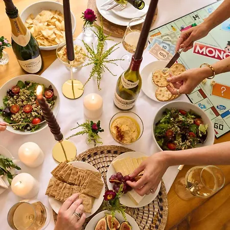 Tatil Evi Chic Family With Garden Fire Pit & Event Space, Hot Tub Manchester