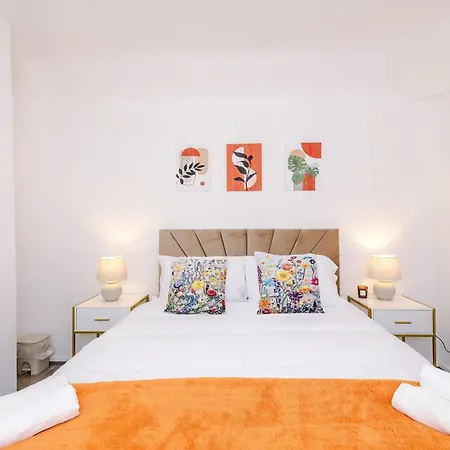 Large 3 Bed House Sleeps 7 By Host A *