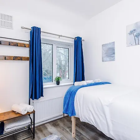 Large 3 Bed House Sleeps 7 By Host A Tatil Evi Manchester