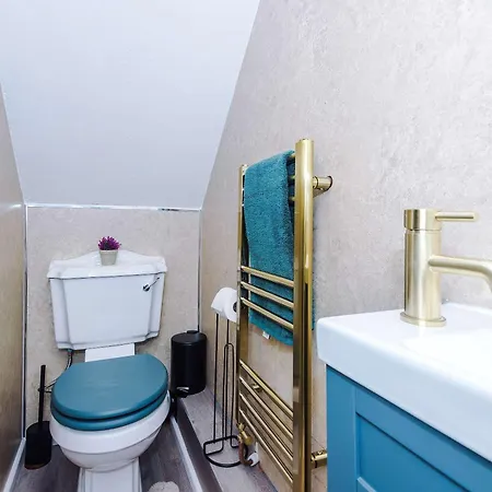 Large 3 Bed House Sleeps 7 By Host A *
