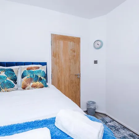 Large 3 Bed House Sleeps 7 By Host A Tatil Evi Manchester