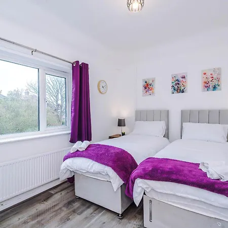 Large 3 Bed House Sleeps 7 By Host A