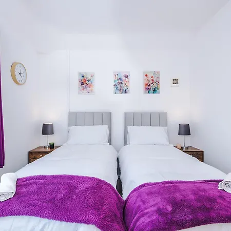 Large 3 Bed House Sleeps 7 By Host A Tatil Evi Manchester