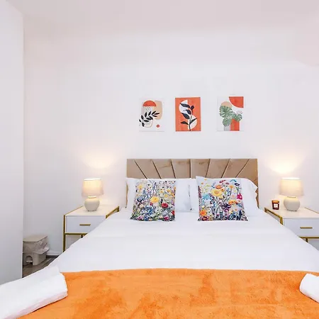 Large 3 Bed House Sleeps 7 By Host A *
