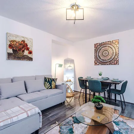 Tatil Evi Large 3 Bed House Sleeps 7 By Host A Manchester