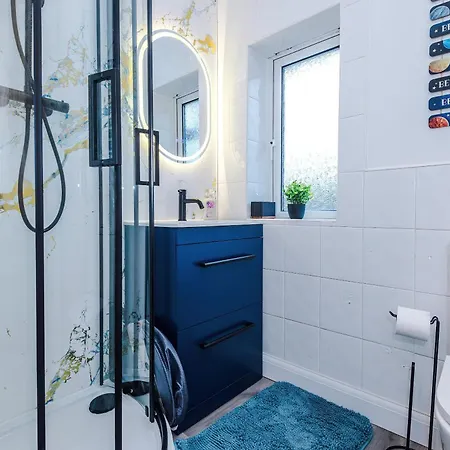 Large 3 Bed House Sleeps 7 By Host A