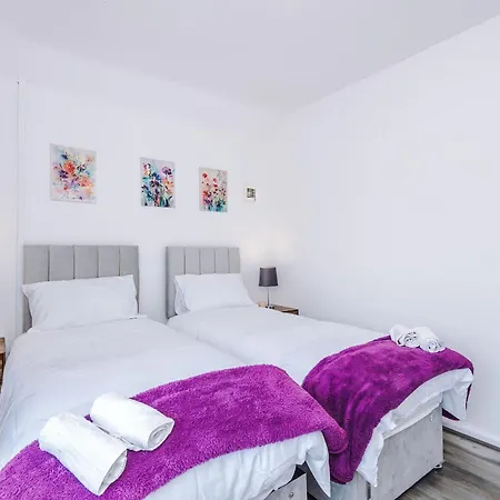 Large 3 Bed House Sleeps 7 By Host A Tatil Evi Manchester