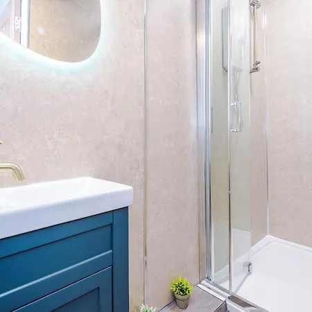 Large 3 Bed House Sleeps 7 By Host A Tatil Evi Manchester