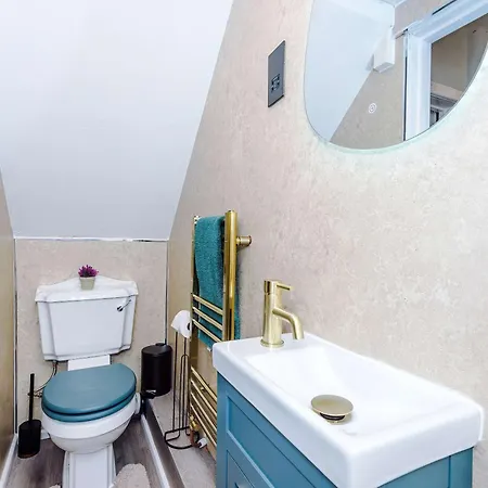 Large 3 Bed House Sleeps 7 By Host A