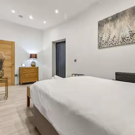 Elegant Ground Floor In Salford - Pass The Keys Apartment *