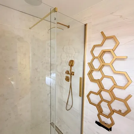 Δωμάτια σε οικογενειακή κατοικία Private Bedroom In Unique Luxury House, Salford,