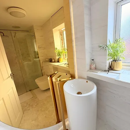 Private Bedroom In Unique Luxury House, Salford, Δωμάτια σε οικογενειακή κατοικία Μάντσεστερ