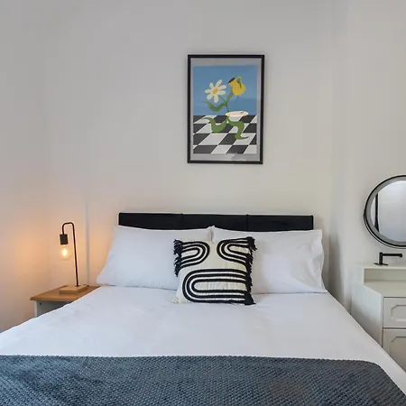 Spacious & Modern 3 Bedroom In - Private Parking