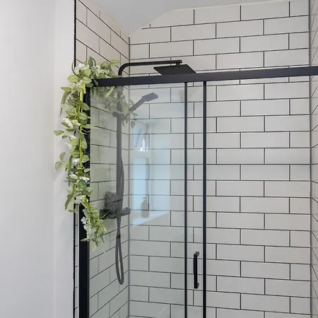 Spacious & Modern 3 Bedroom In - Private Parking *